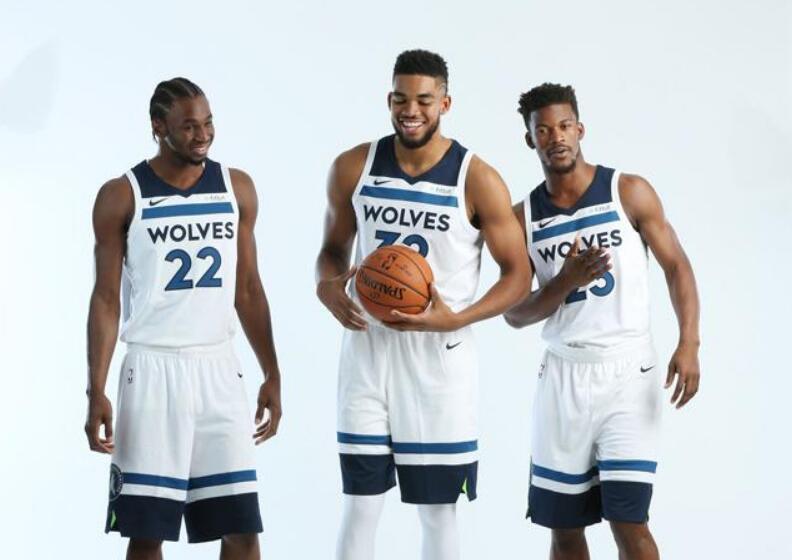 半场战报：尤文2-1卡利亚里，伊尔迪兹双响，弗拉霍维奇伤退（半场快讯：尤文暂2-1领先卡利亚里，伊尔迪兹梅开二度，弗拉霍维奇因伤离场）