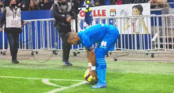 曹法尔：我为西汉姆踢球5年，却只换来了30秒的不续约通知