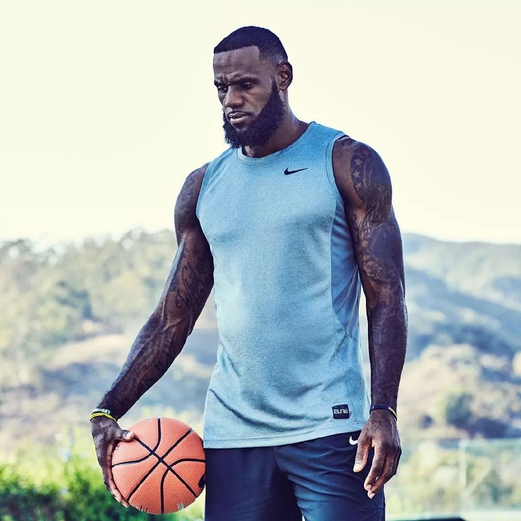 球员直接摊手，态度很明显（球员摊手示意，态度一目了然）