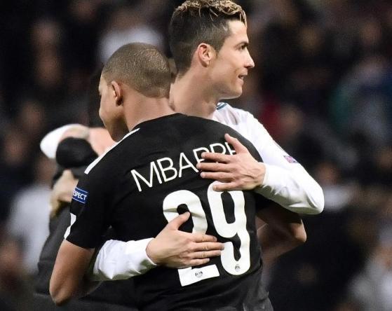 胡金秋溜底2分命中，广厦一波12-4扩大领先至18分（胡金秋底线突破取2分，广厦轰出12-4攻势将分差拉大至18分）